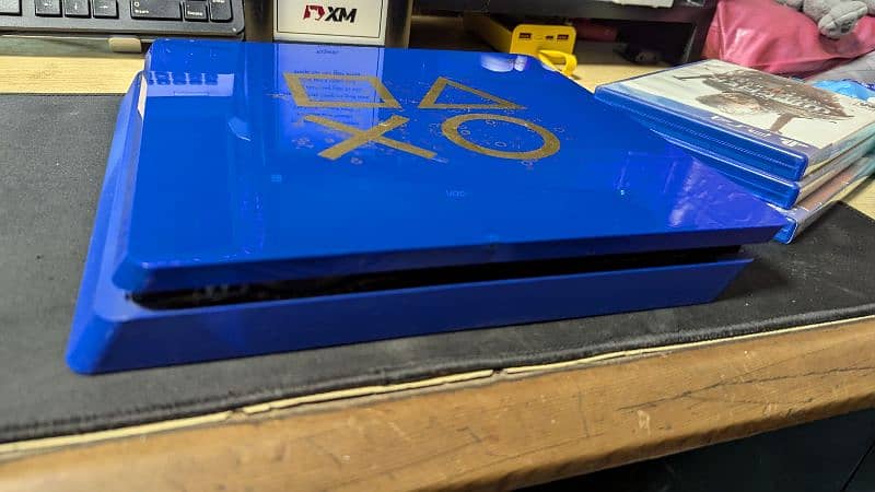 PS4 Slim (Play Edition) 1 TB + 2 Controllers + 3 Games 2