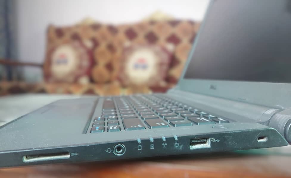 Dell Latitude 3350 1