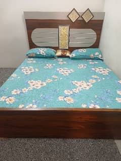 medium size bed with mattress and Woodrow w