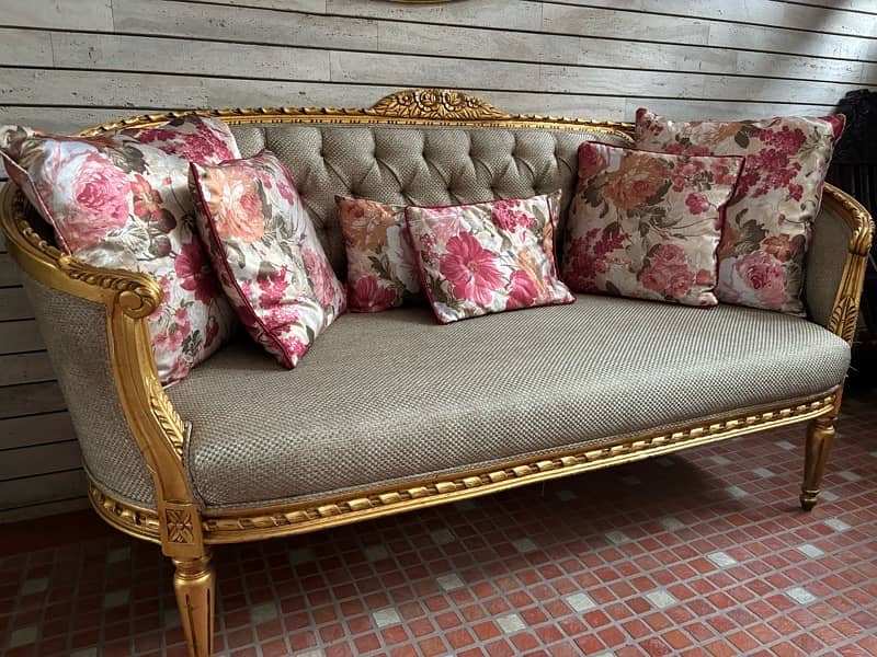 Mint condition Gold painted classic sofa 3