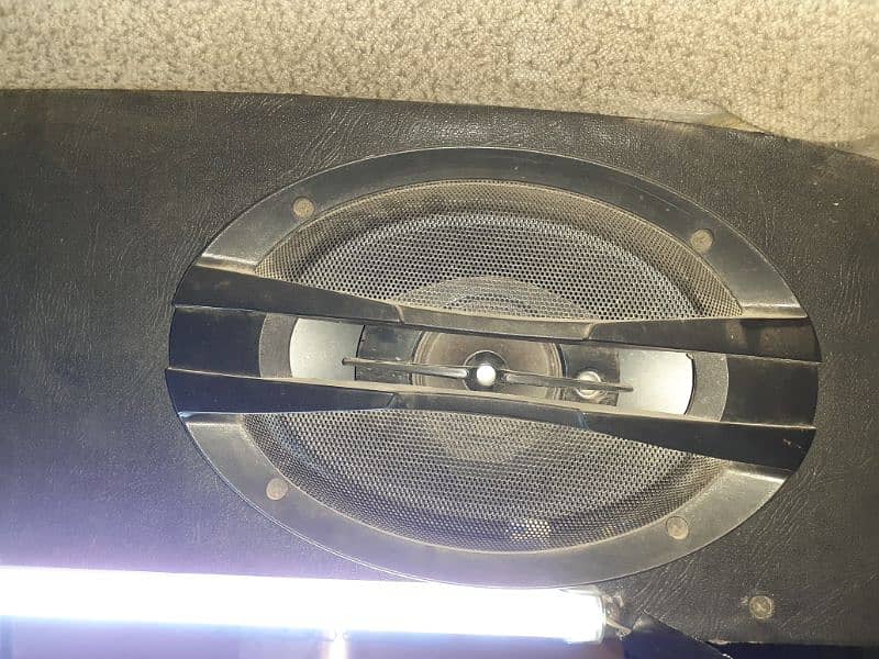 suzuki bolan ky liye MP3 and speakers in good condition with wood 4