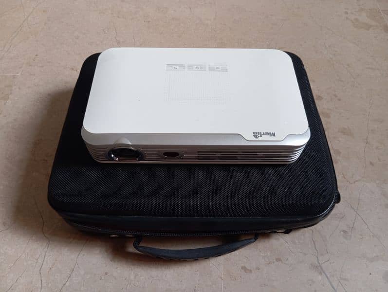 Merlin 3D Pocketbeam Pro projector 0