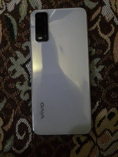 vivo y20 in good condition only mobile & charger 4