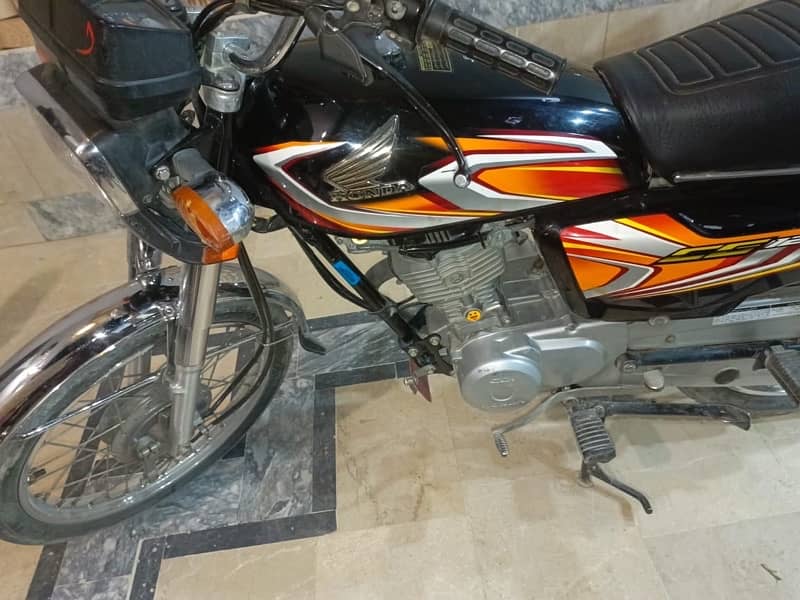 i am selling my honda 125 black colour 1