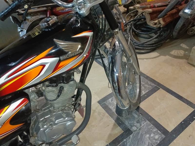 i am selling my honda 125 black colour 3