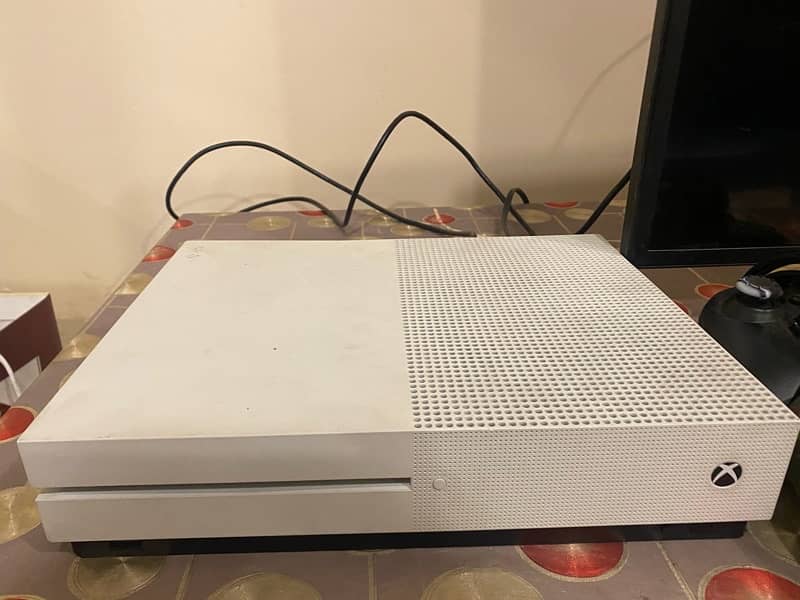 Xbox One S 1TB 10/10 condition 1