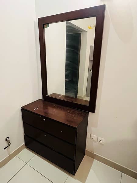 good condition dressing table 1