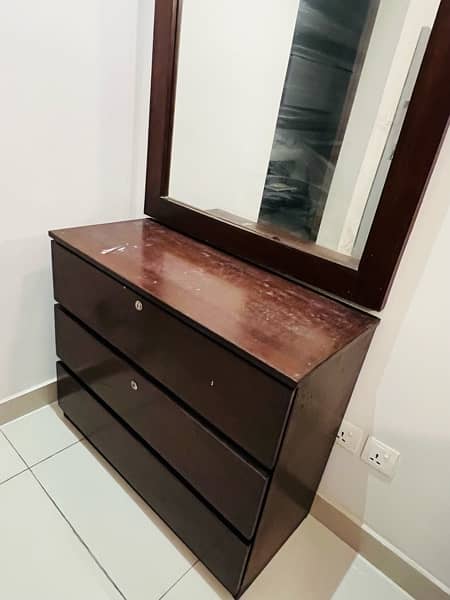 good condition dressing table 2
