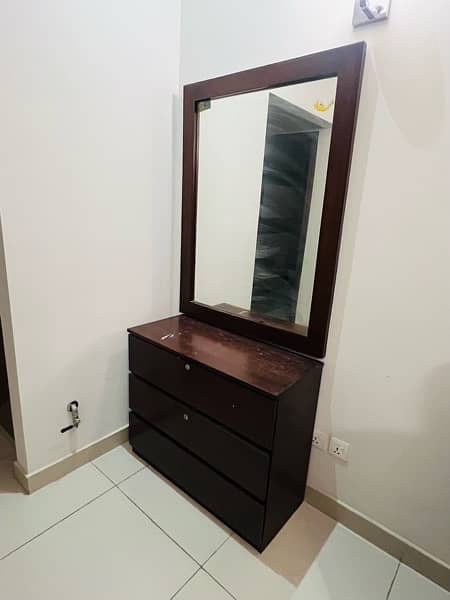 good condition dressing table 3