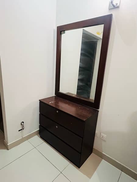 good condition dressing table 4