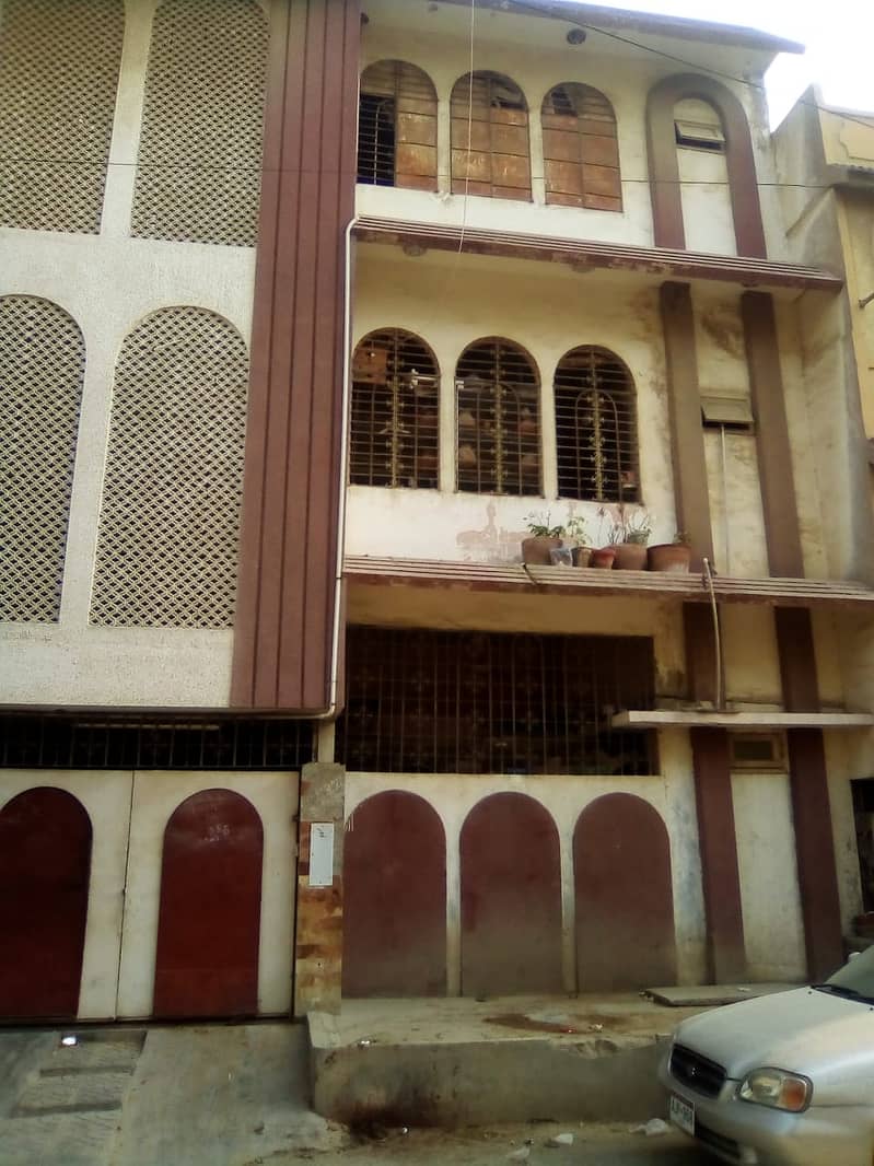 200 sq yards Double Storey House for Sale in Gulberg 1