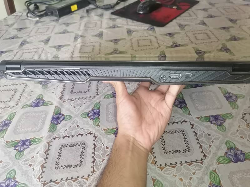 Clevo P650 HsHp Nvidia Gtx 1070 with 1 Tb Storage and Uhd 1920 x 1080 7