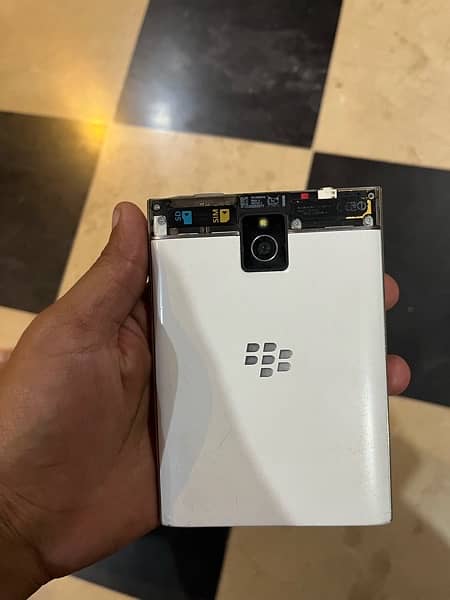 Blackberry Passport White PTA 5