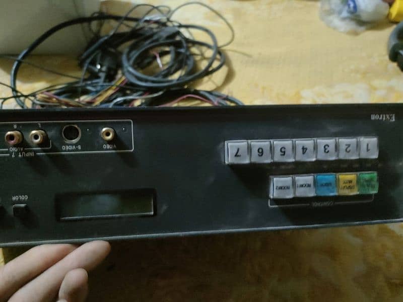 Extron system 75C video scaler 1