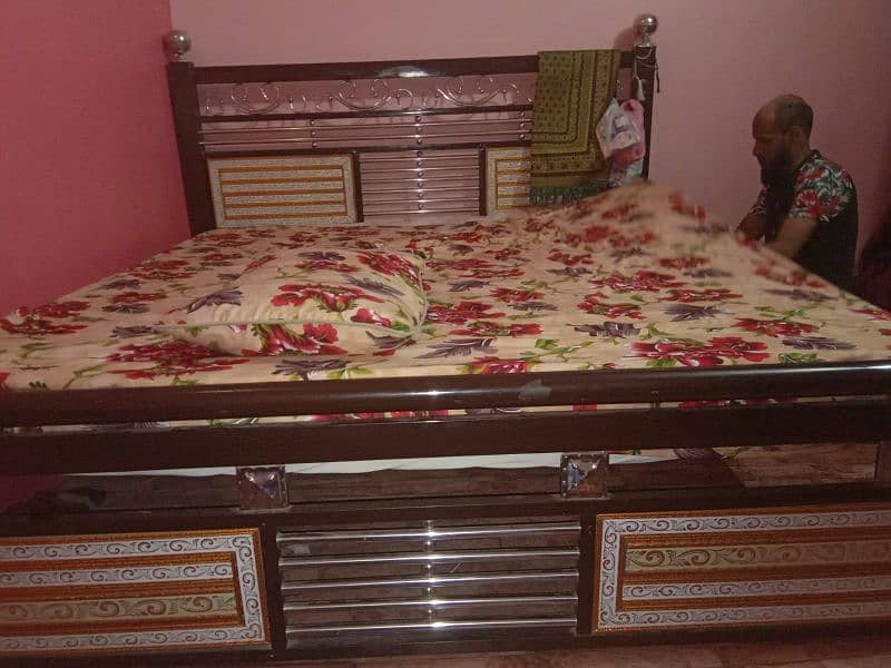 iron dubbul bed. without matres 0