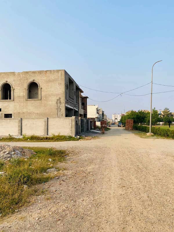 Super Hot Location 5 Marla Plot For Sale In VIP Block Eden Abad Lahore 8