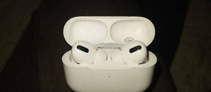 Apple airpods pro A2084 1st Generation 3