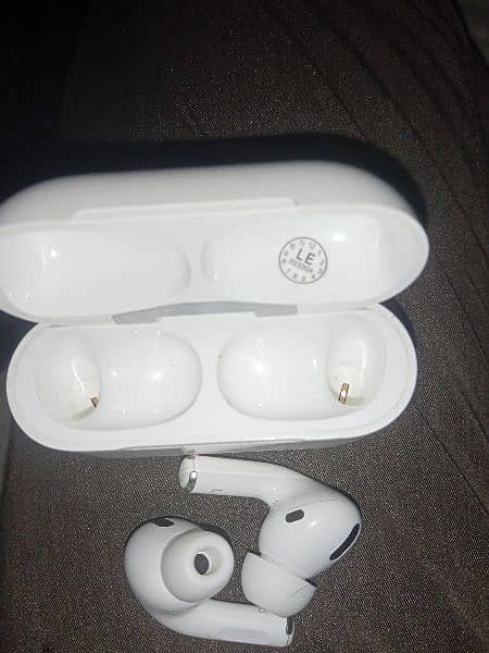 Apple airpods pro A2084 1st Generation 5