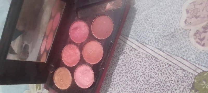 Eyeshadow & Blush on 3