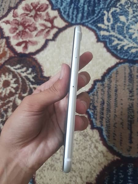 iPhone se2020 93 helth 10con/but screen may ak Thora crack box availab 4