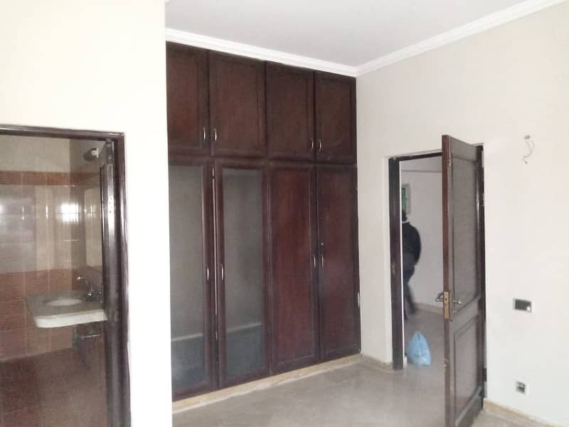 01 KANAL BEAUTIFUL UPPER PORTION VERY NEAR TO RAYA AVAILABLE FOR RENT 1