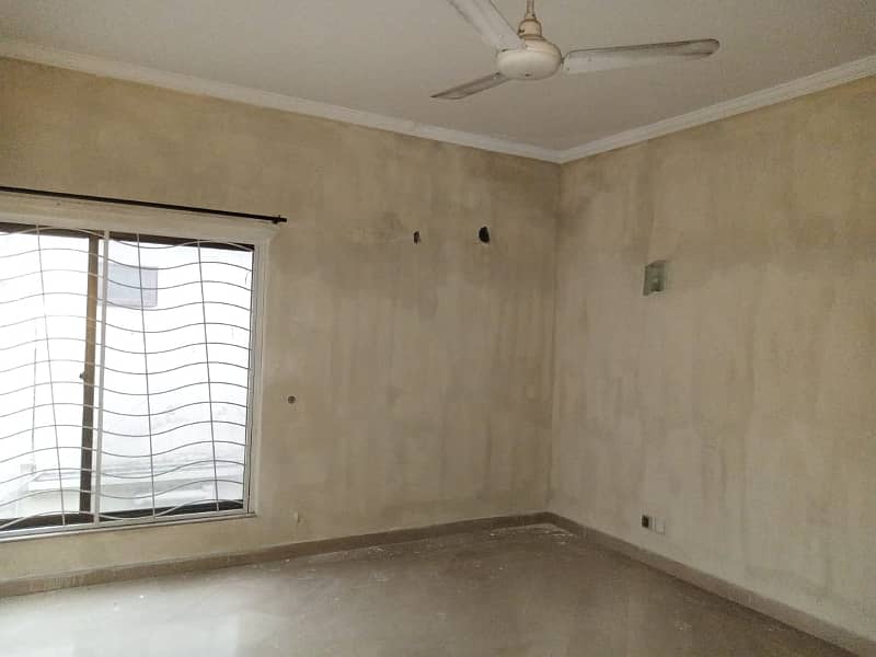 01 KANAL BEAUTIFUL UPPER PORTION VERY NEAR TO RAYA AVAILABLE FOR RENT 11