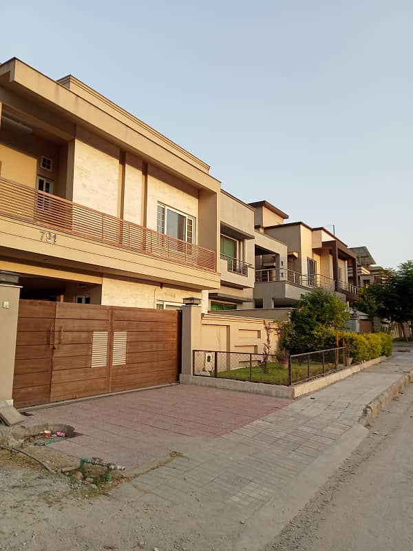 Bahria Town Phase 8 House For Rent 1