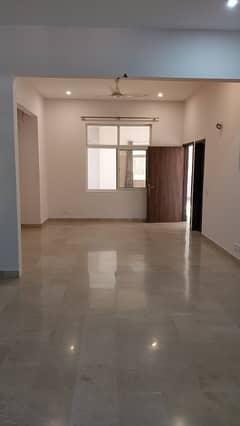 725 Yards / 9000 sqft Commercial Purpose Bungalow.