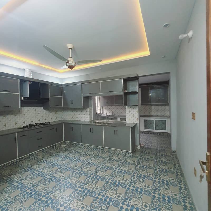 10 MARLA DOUBLEHOUSE FOR SALE IN HOT LOCATION OF IQBAL TOWN 4