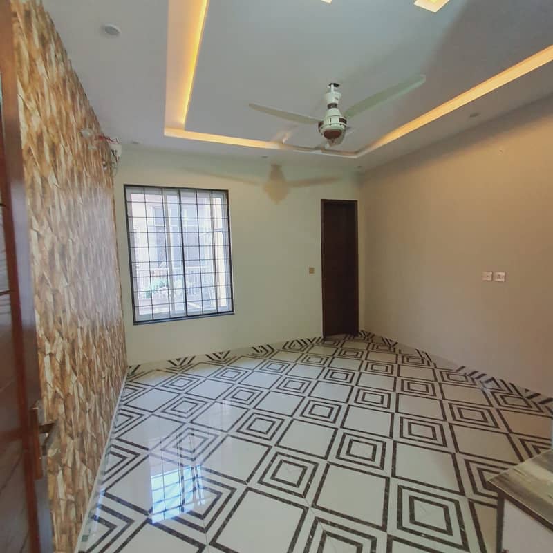 10 MARLA DOUBLEHOUSE FOR SALE IN HOT LOCATION OF IQBAL TOWN 11