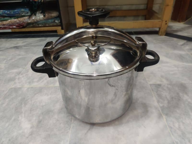 PRESSURE COOKER STAINLESS STEEL 10 LTR IMPORTED 2