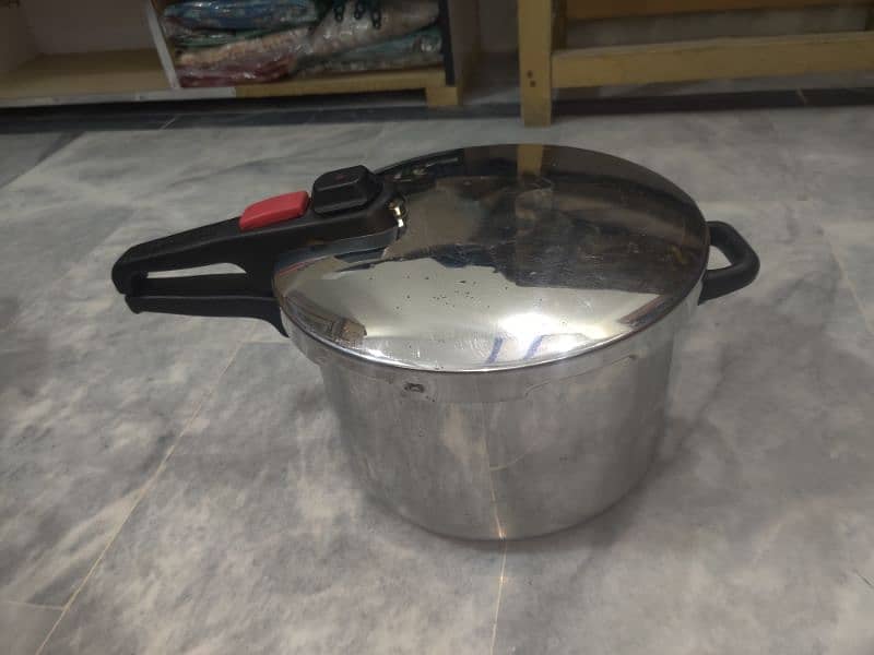 PRESSURE COOKER STAINLESS STEEL 10 LTR IMPORTED 3