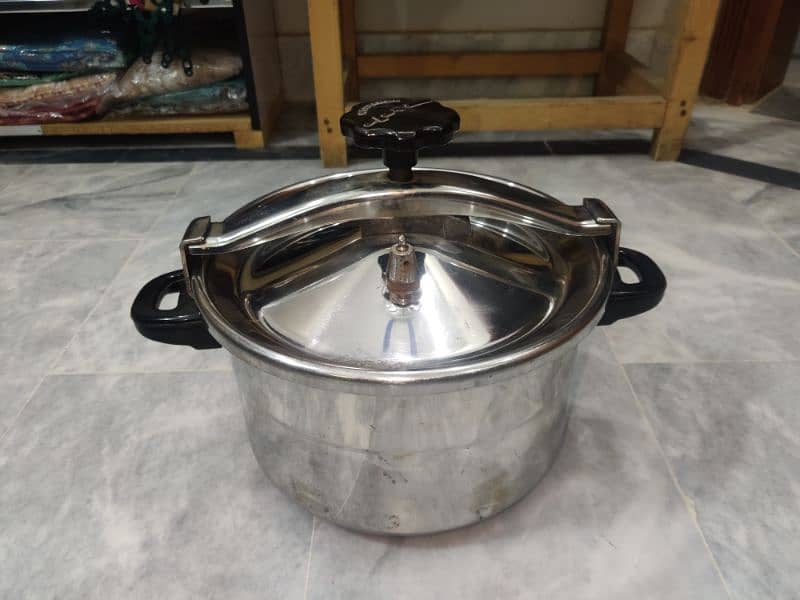 PRESSURE COOKER STAINLESS STEEL 10 LTR IMPORTED 4