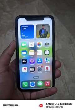 iphone 11 Waterpack 10/10 condition neat and clean device