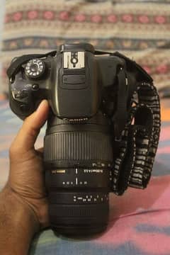 I want to sale my camera canon 700d touch rotateable screen autofocus