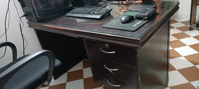 Boss Table & Office Chairs - Very good condition