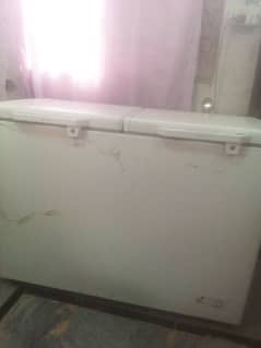 D FREEZER GOOD CONDITION ME HE CONTACT NO. 03042692161