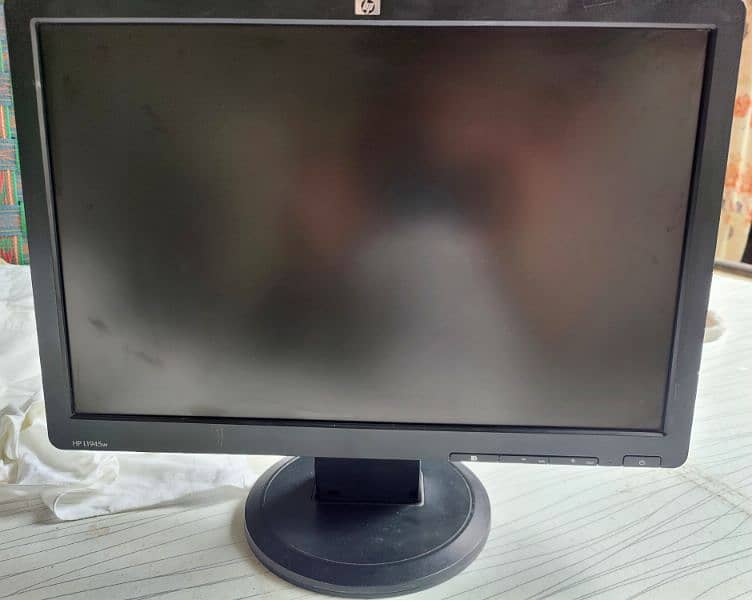Best offer: Hp Monitor,Desktop 19inch with free cables. 1