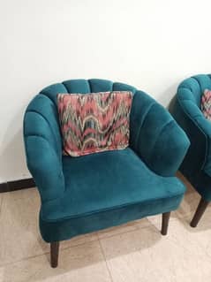 2 sitting chairs in 10/10 condition 0