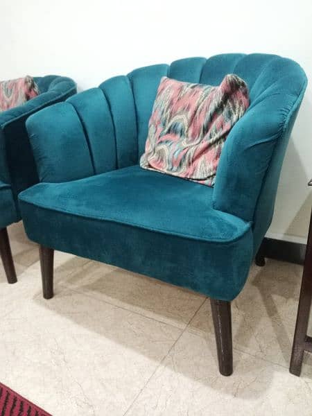 2 sitting chairs in 10/10 condition 1