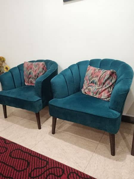 2 sitting chairs in 10/10 condition 2