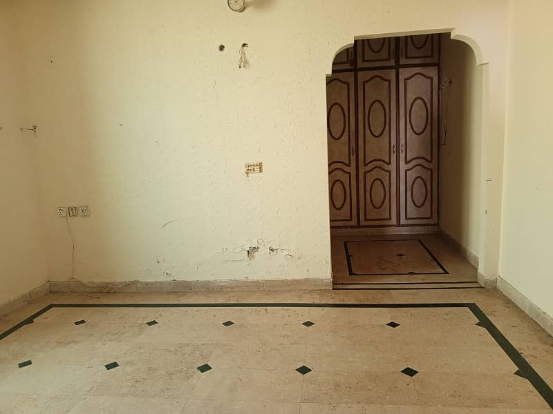 10 MARLA LOWER PORTION AVAILABLE FOR RENT IN JOHAR TOWN PHASE 1. 4