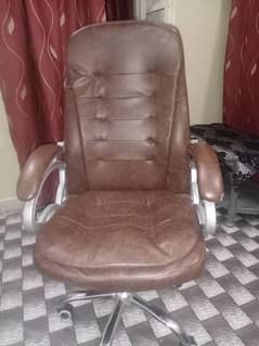 ofc chair in. very gud condition 03032795441
