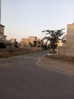 Prime Location 5 - Marla Corner Plot Is Available In Platinum Block Of Park View City Lahore Situated At Main Multan Road Opposite DHA Phase IIX EME Sector Canal Road Near Motorway M - 2 , Ring Road , Orange Line Train Metro Store & Emporium Mall 0