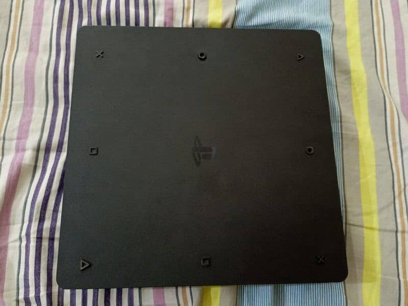 PS4 Slim 2-TB with One Original Controller 4