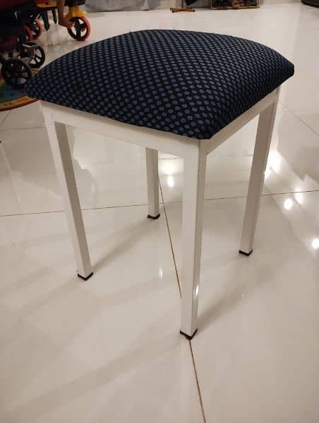 Table with 4 stools 2