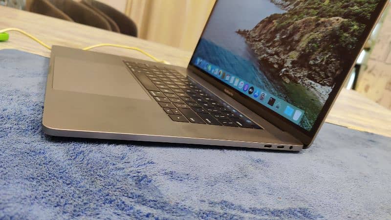 MacBook pro 13 inch M1 Chip 2020 16/512/1tb 2