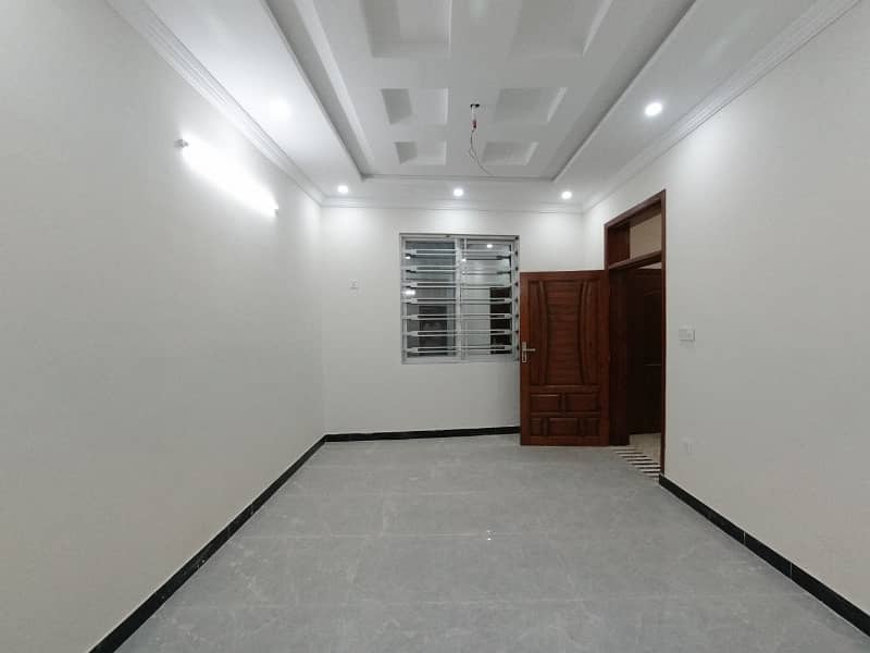 Book On Excellent Location House Today In Peshawar Road 16