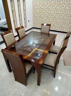 Dining table Set Excellent Condition 6 Chair's