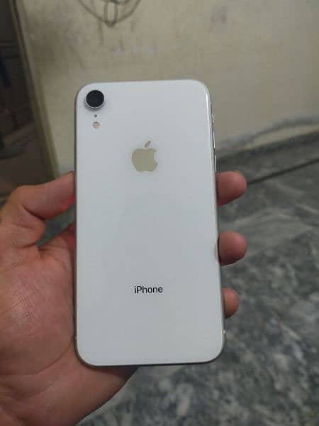 i phone xr 64gb white colur waterpack condition 10/10 0